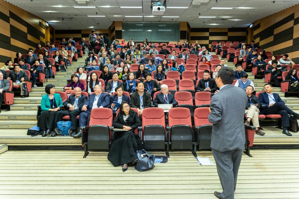 Eine Gruppe von Menschen in einem Seminar